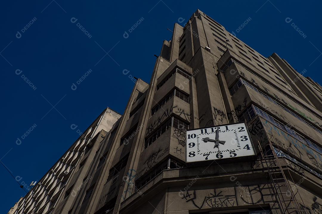 Predios edificios cidade ruas sobre céu azul