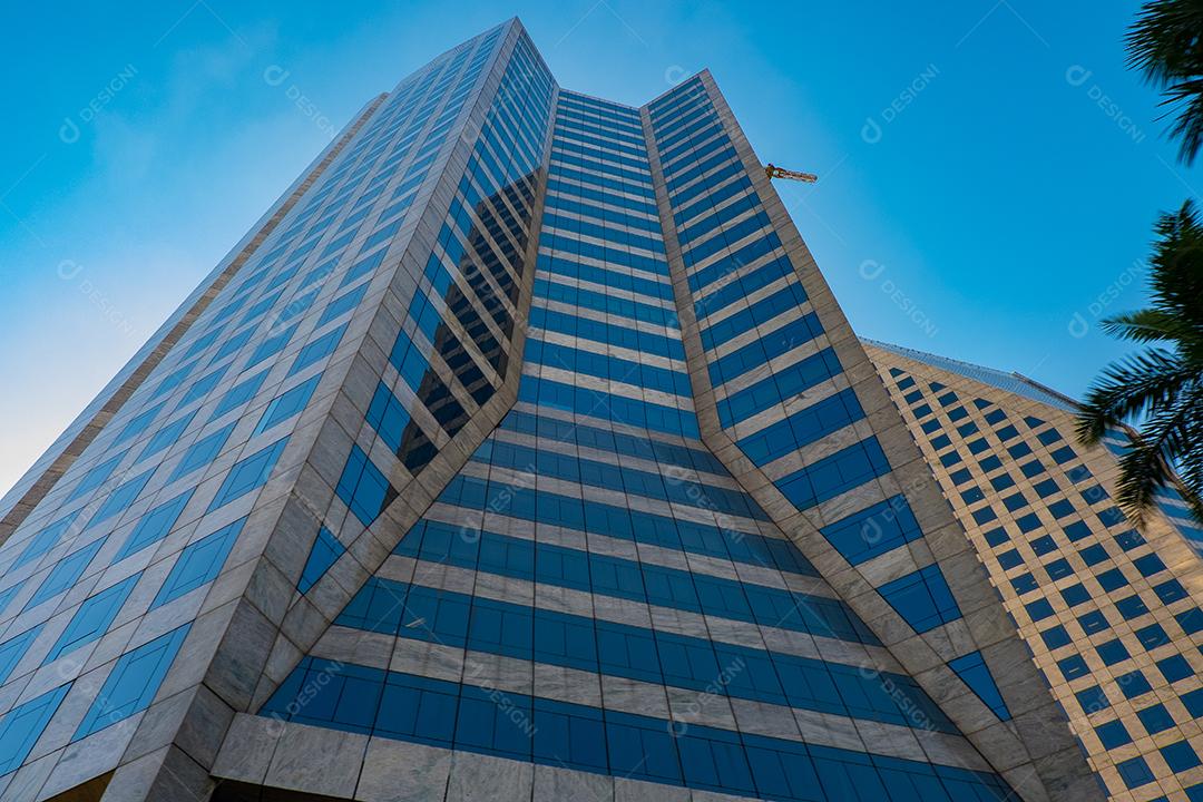 Predios edificios cidade ruas sobre céu azul