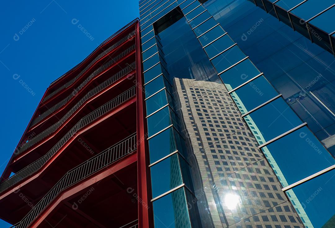 Predios edificios cidade ruas sobre céu azul