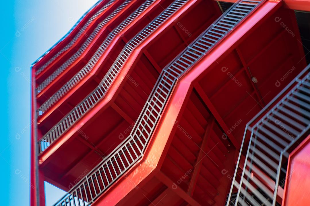 Predios edificios cidade ruas sobre céu azul