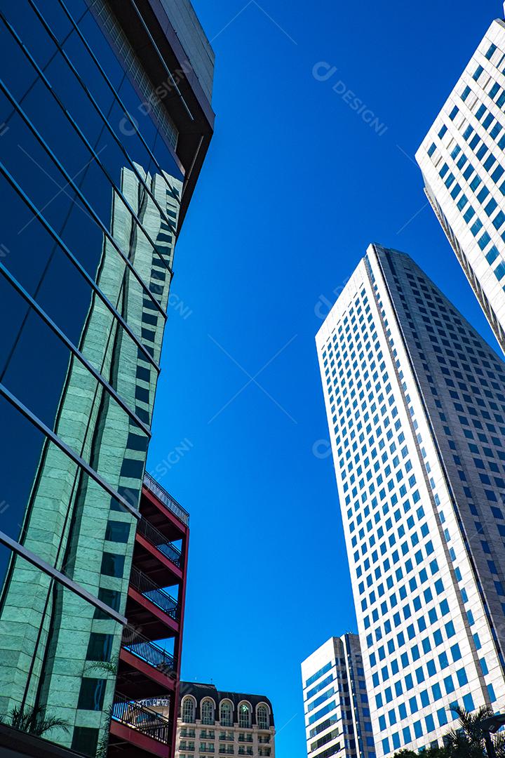 Predios edificios cidade ruas sobre céu azul