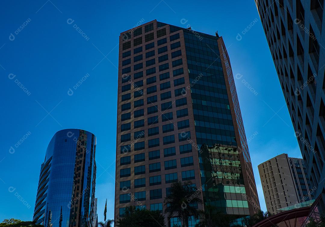 Predios edificios cidade ruas sobre céu azul
