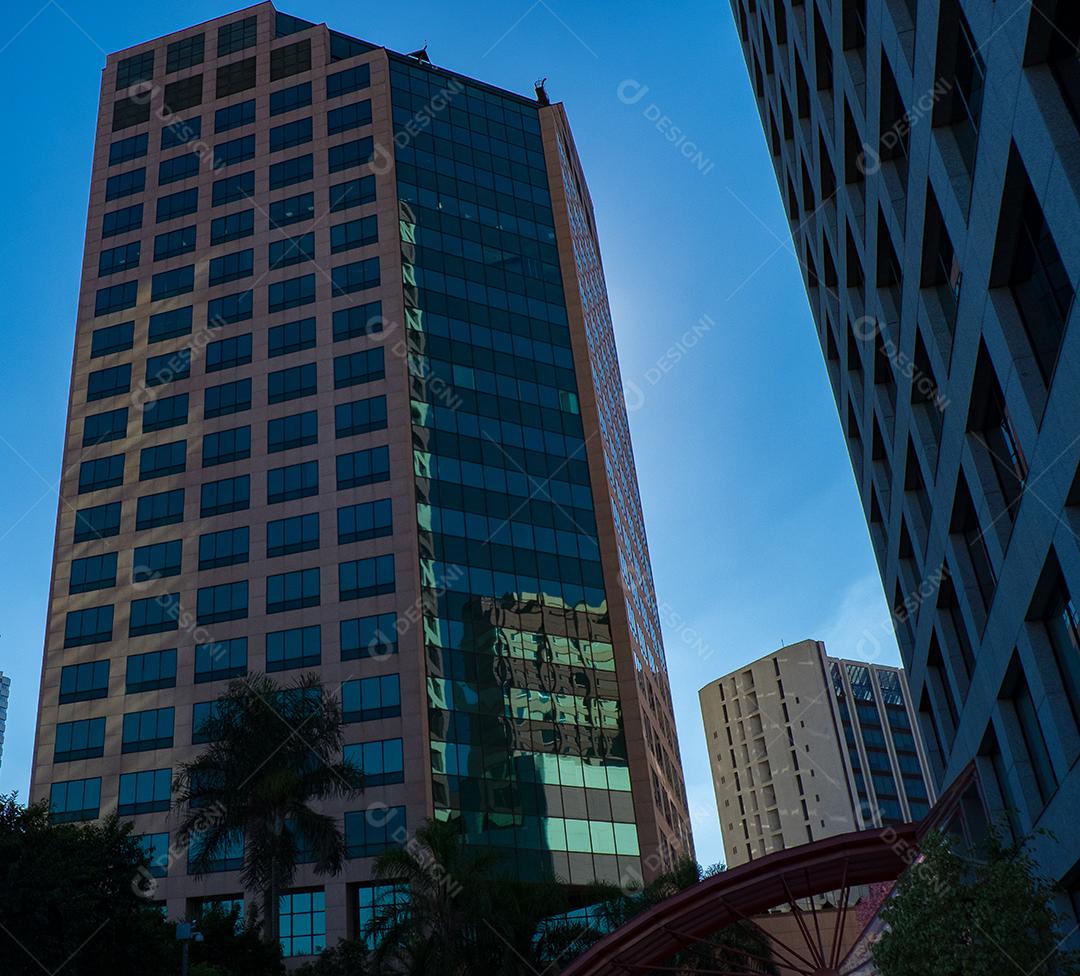 Predios edificios cidade ruas sobre céu azul