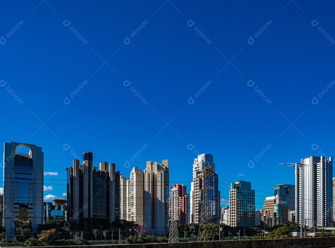 Predios edificios cidade ruas sobre céu azul