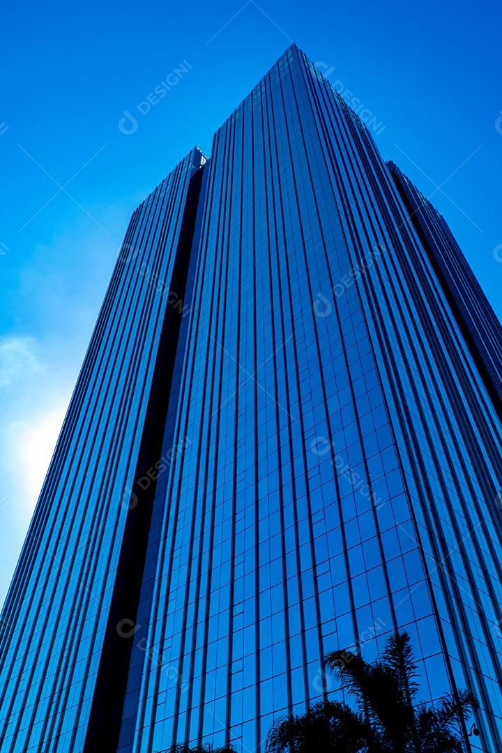 Predios edificios cidade ruas sobre céu azul