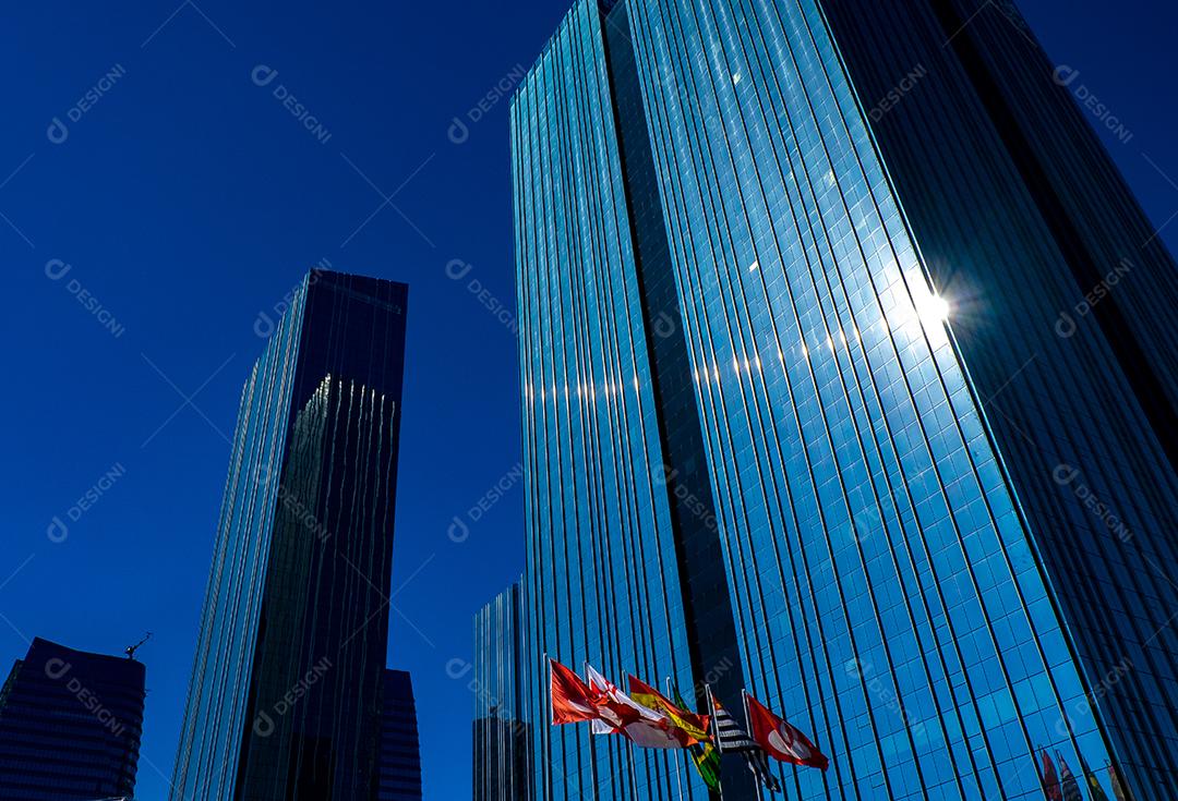 Predios edificios cidade ruas sobre céu azul