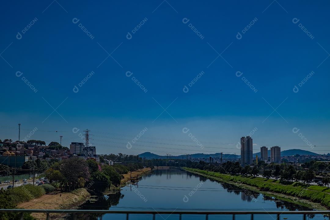 Ponte lago cidade casas ruas céu azul