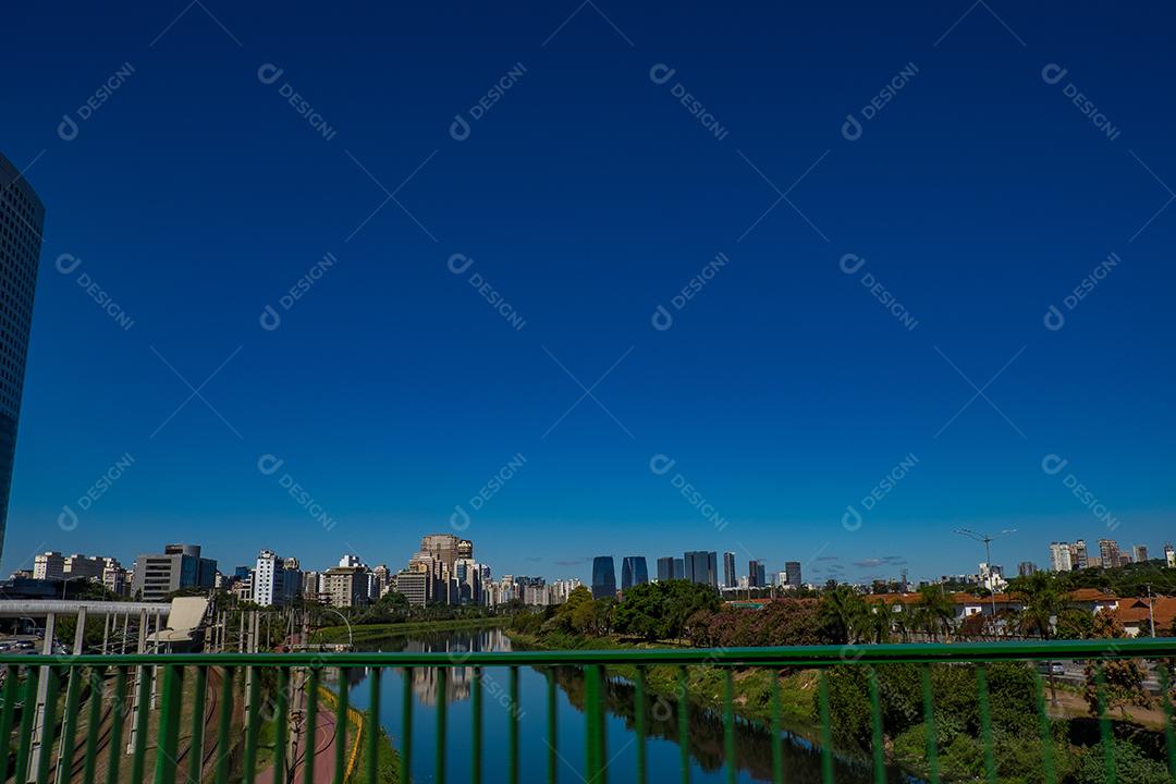 Ponte lago cidade casas ruas céu azul