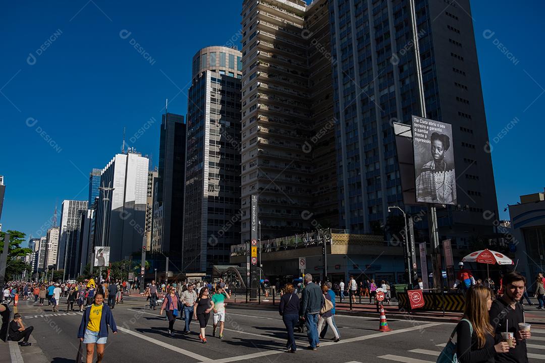 Predios edificios cidade ruas sobre céu azul