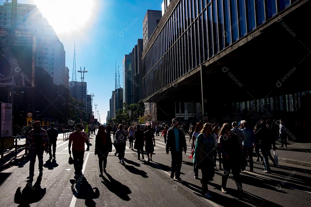 Predios edificios cidade ruas sobre céu azul