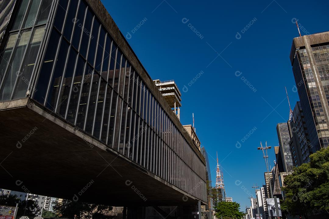 Predios edificios cidade ruas sobre céu azul