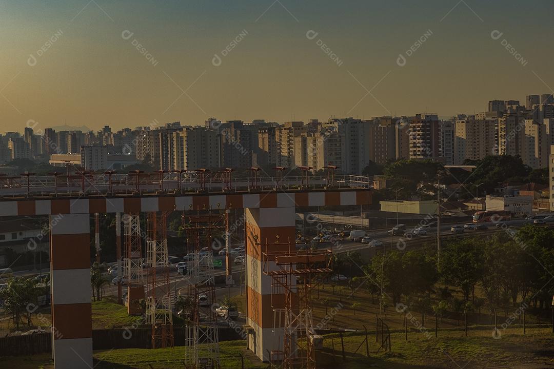 Predios edificios cidade ruas sobre céu azul