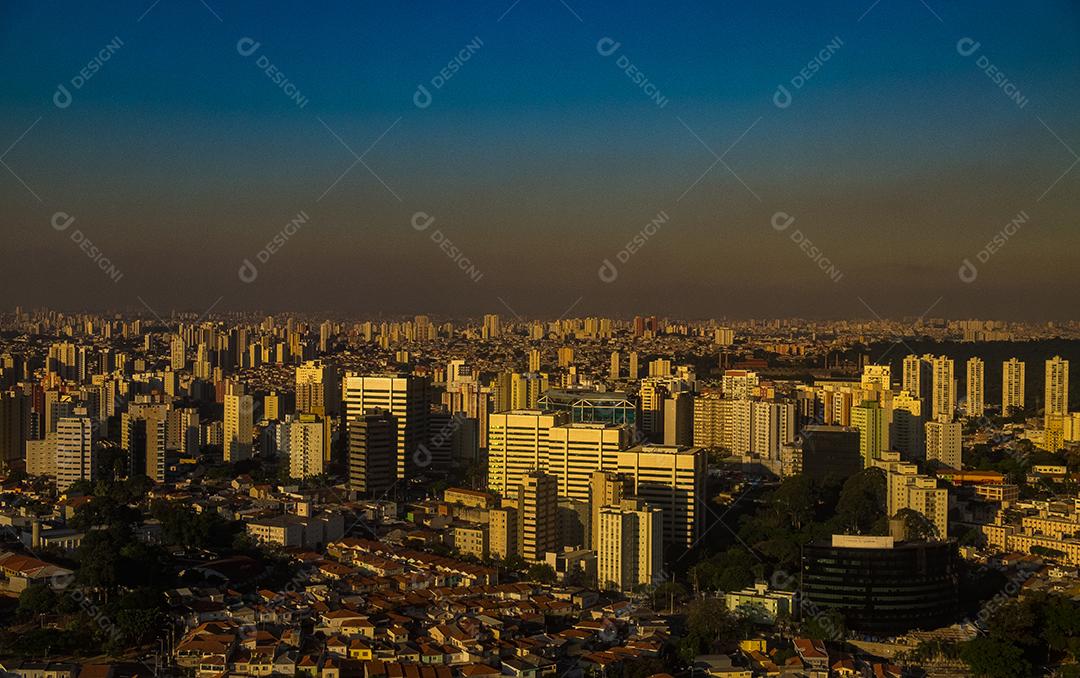 Predios edificios cidade ruas sobre céu azul