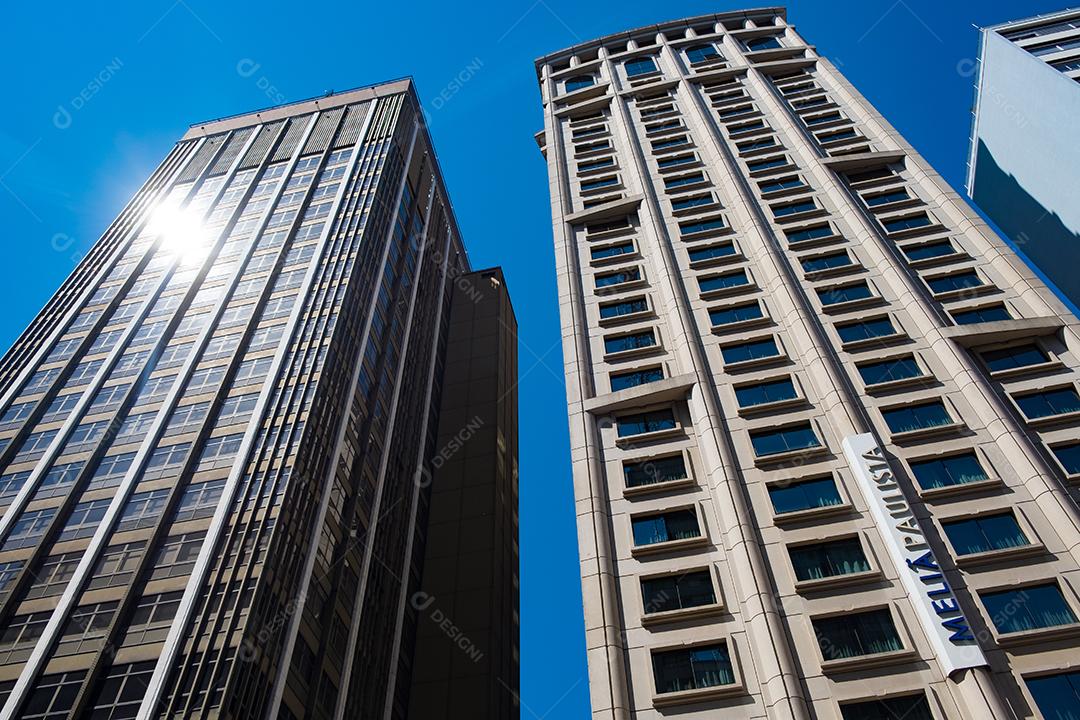 Predios edificios cidade ruas sobre céu azul