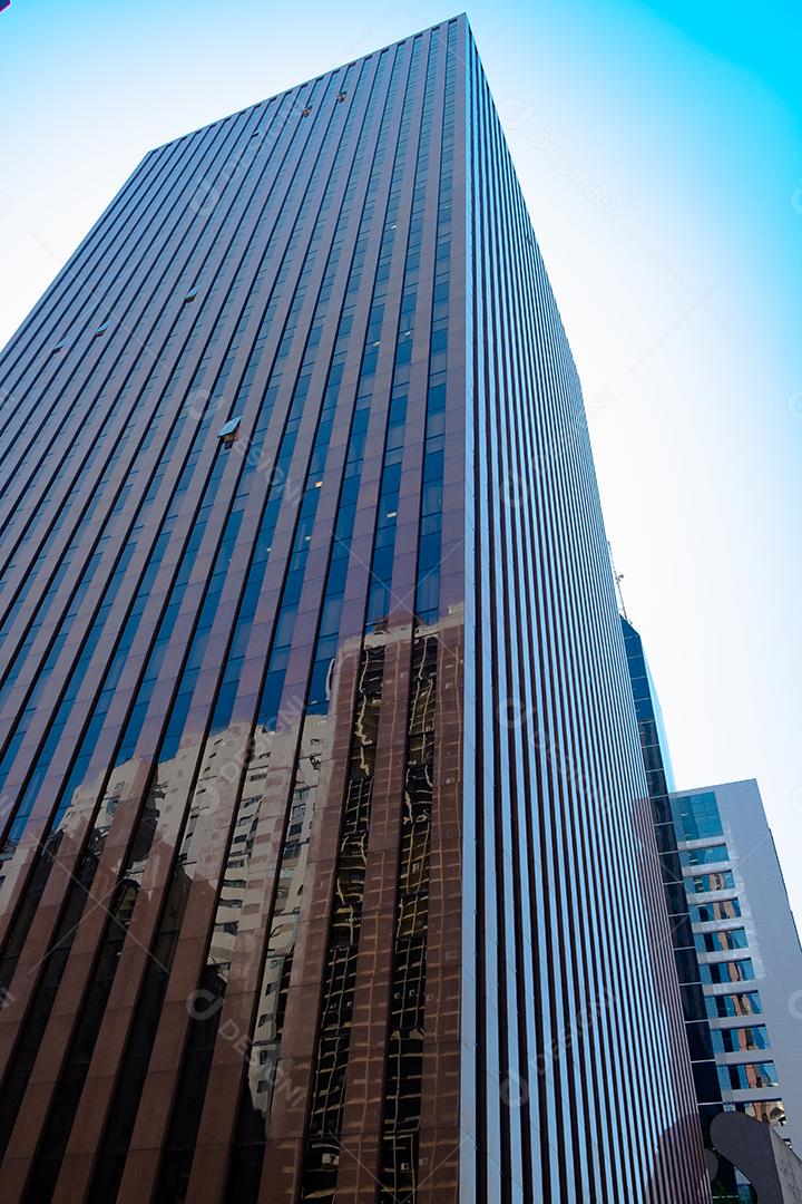 Predios edificios cidade ruas sobre céu azul