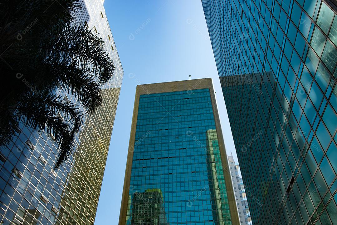 Predios edificios cidade ruas sobre céu azul