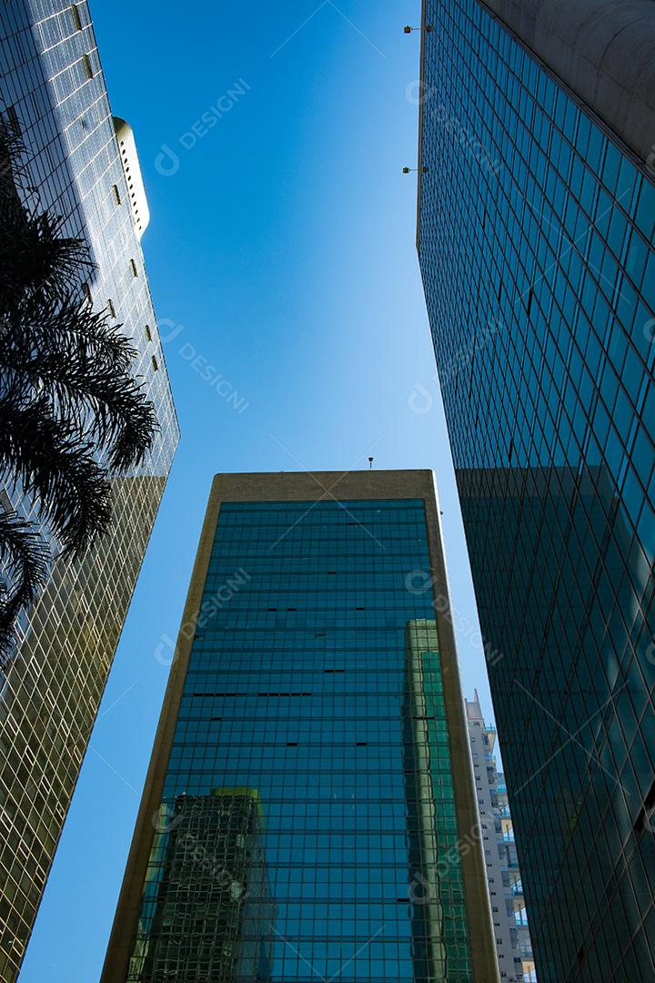 Predios edificios cidade ruas sobre céu azul