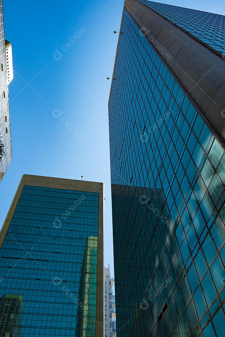 Predios edificios cidade ruas sobre céu azul