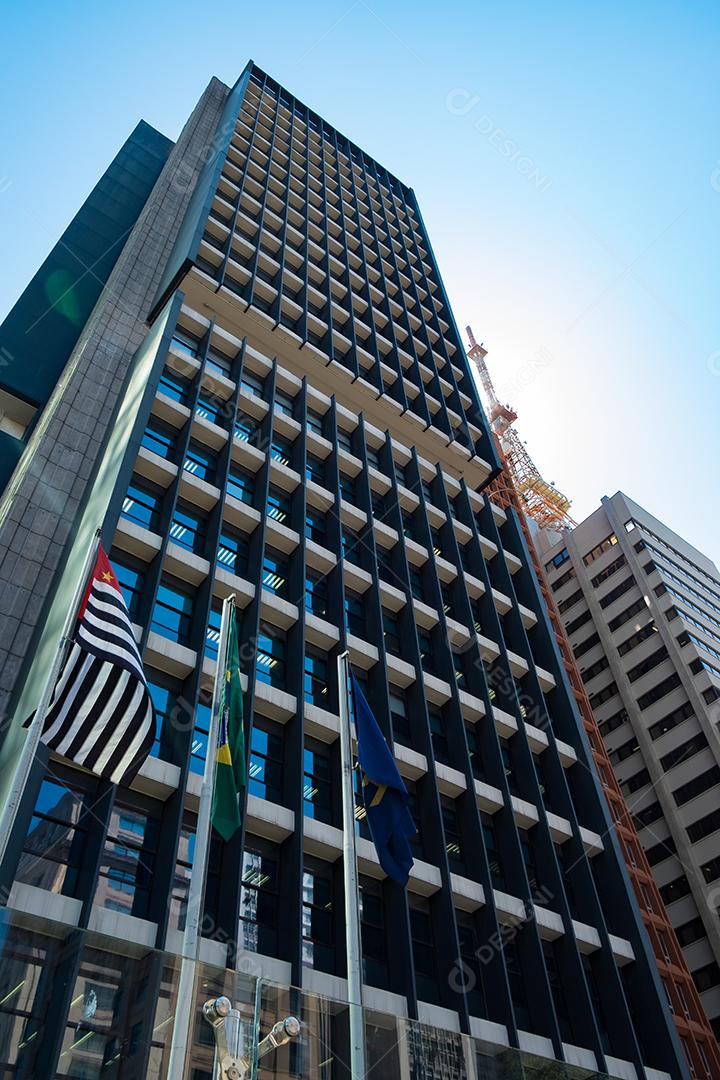 Predios edificios cidade ruas sobre céu azul