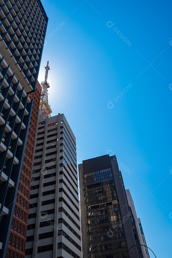 Predios edificios cidade ruas sobre céu azul