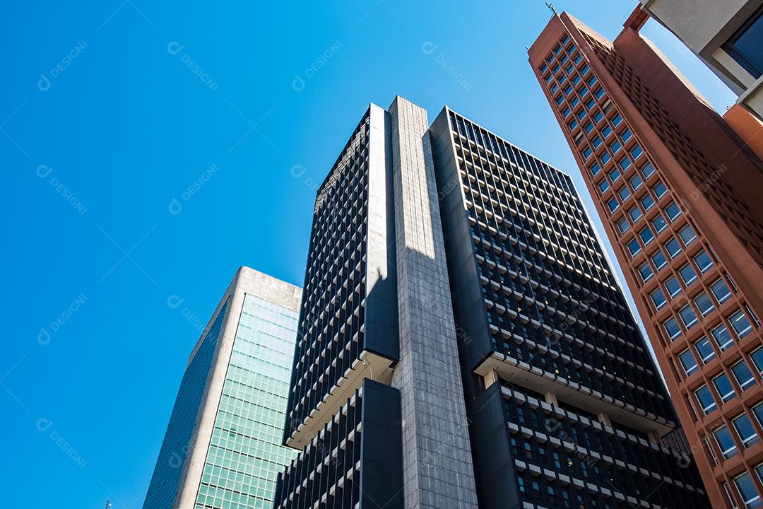 Predios edificios cidade ruas sobre céu azul