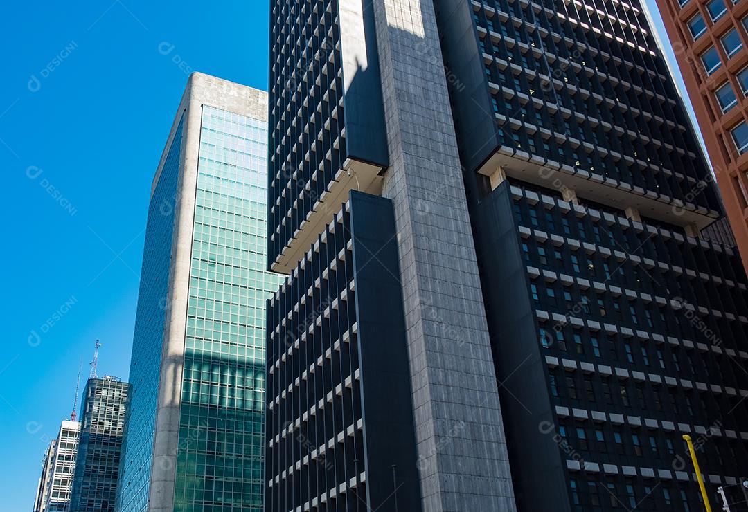 Predios edificios cidade ruas sobre céu azul