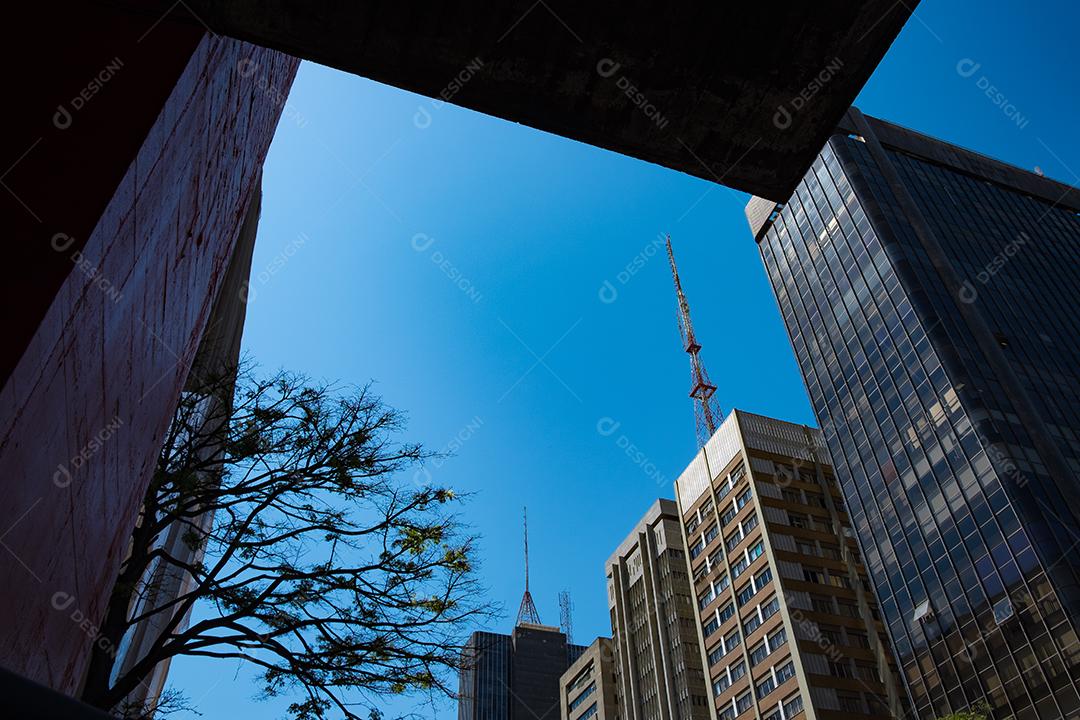 Predios edificios cidade ruas sobre céu azul