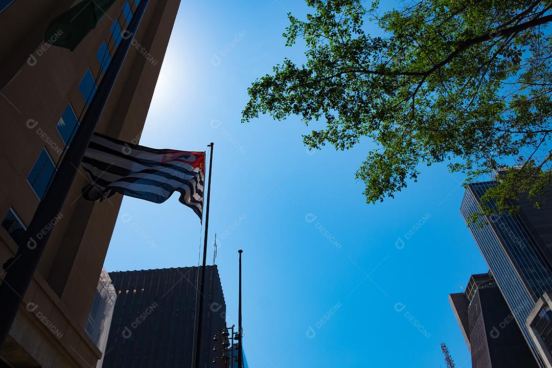 Predios edificios cidade ruas sobre céu azul