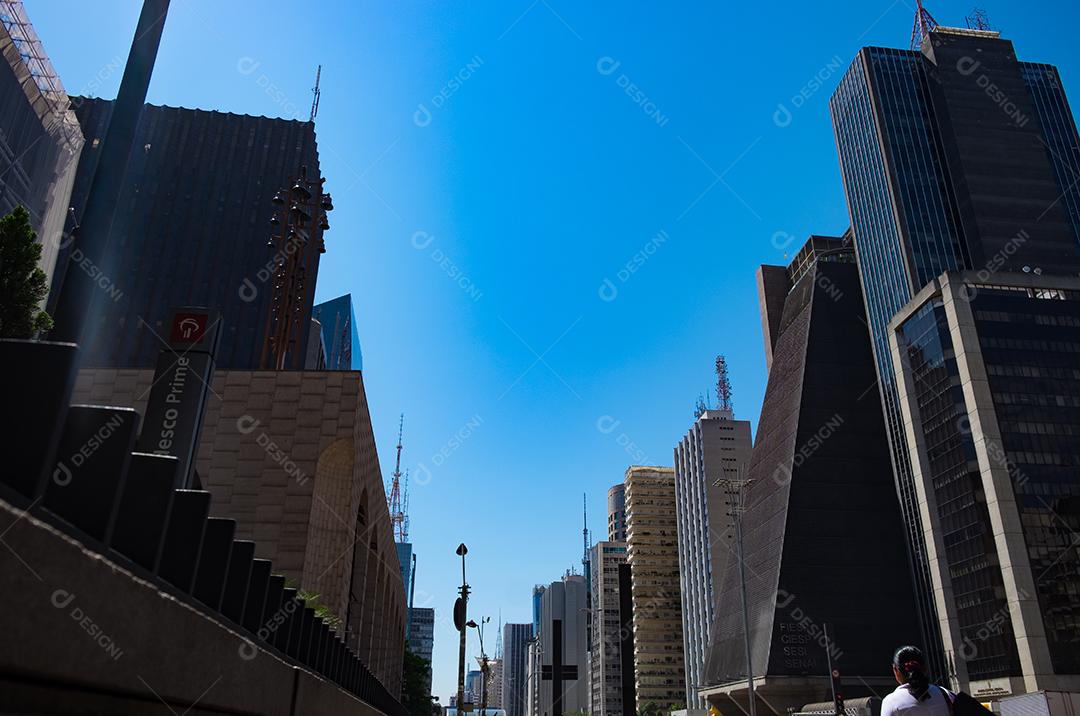 Predios edificios cidade ruas sobre céu azul