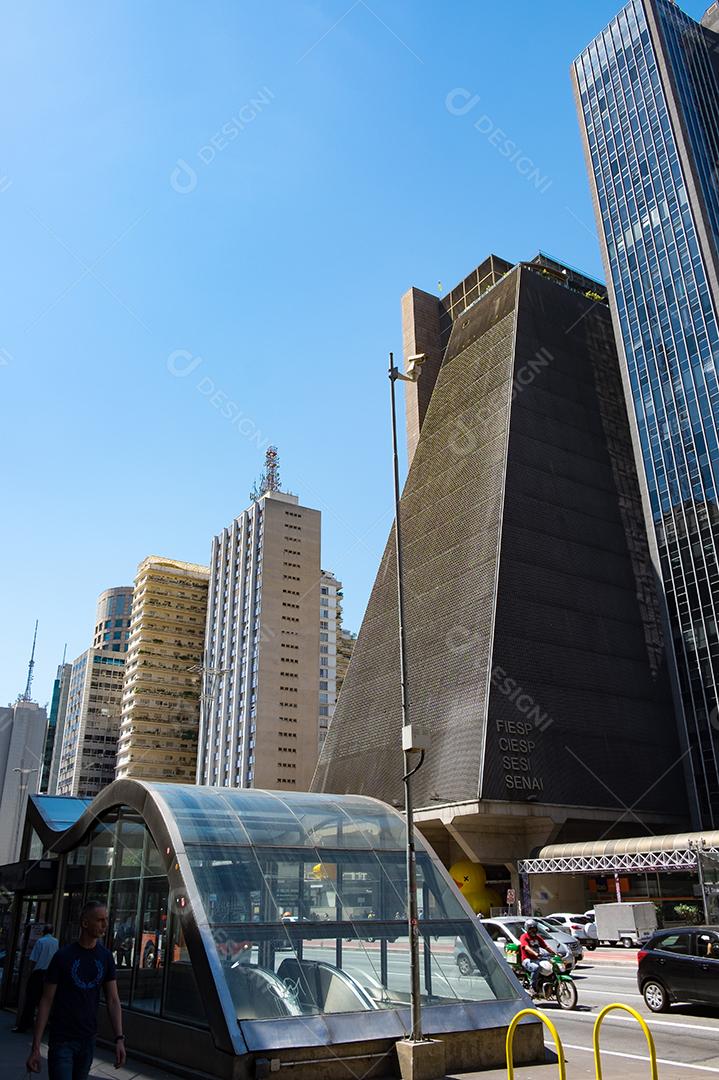 Predios edificios cidade ruas sobre céu azul
