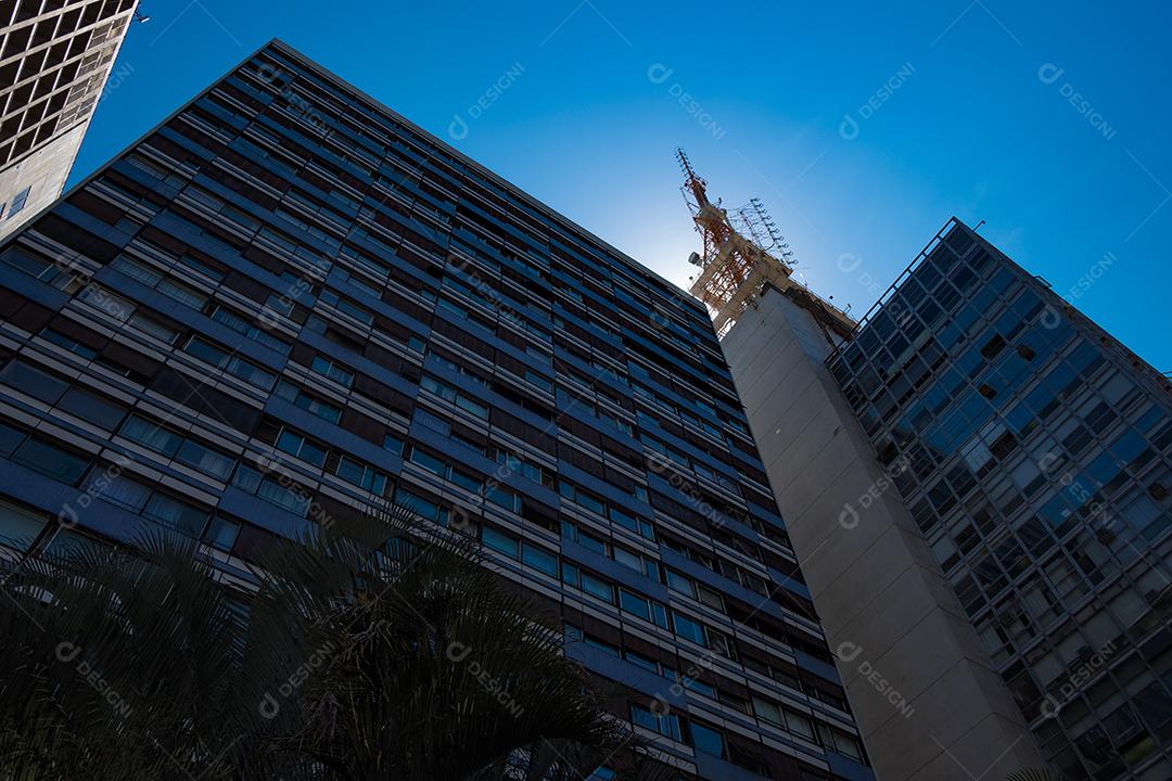 Predios edificios cidade ruas sobre céu azul