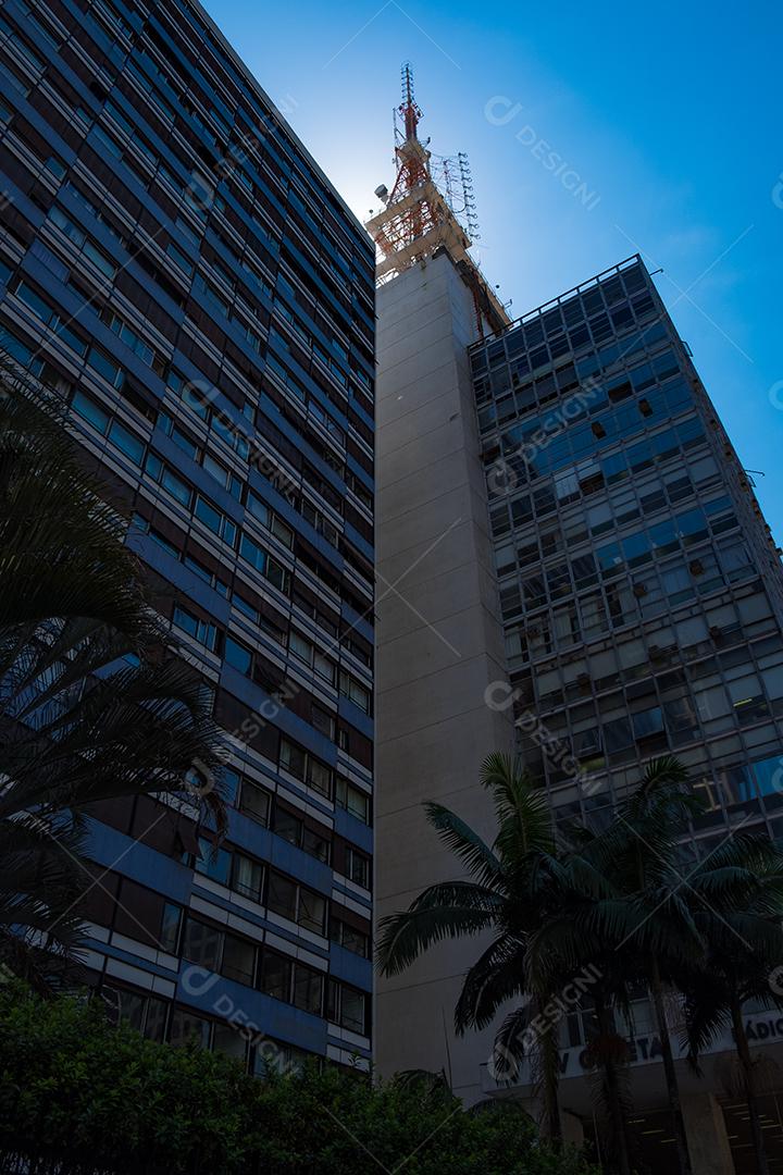 Predios edificios cidade ruas sobre céu azul