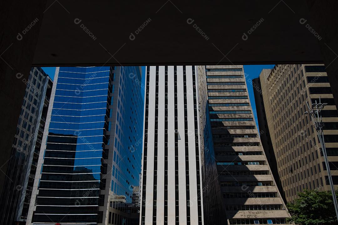 Predios edificios cidade ruas sobre céu azul