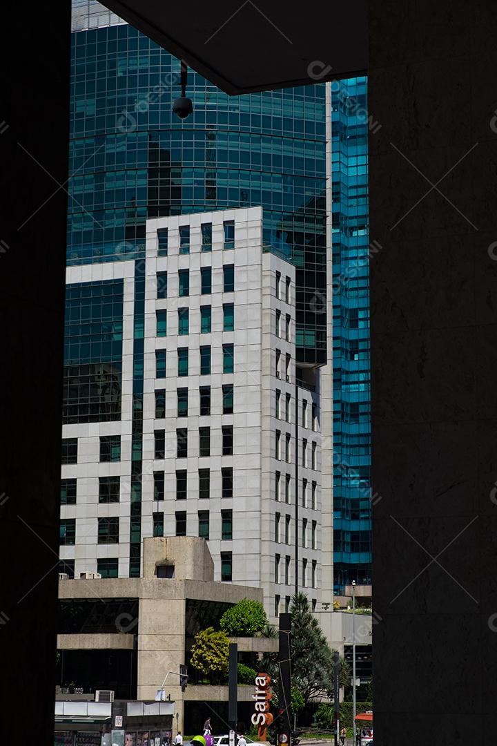 Predios edificios cidade ruas sobre céu azul