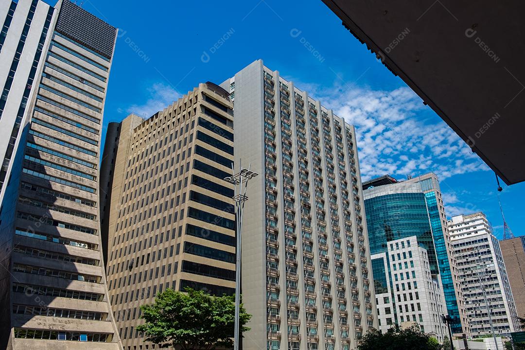 Predios edificios cidade ruas sobre céu azul