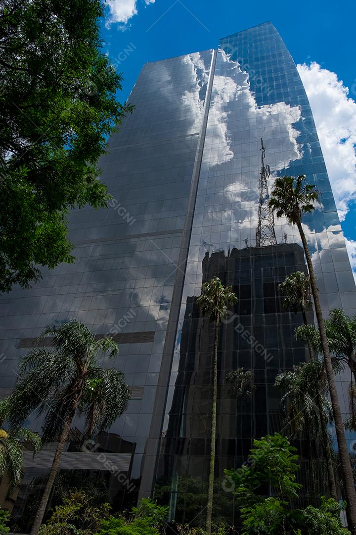 Predios edificios cidade ruas sobre céu azul