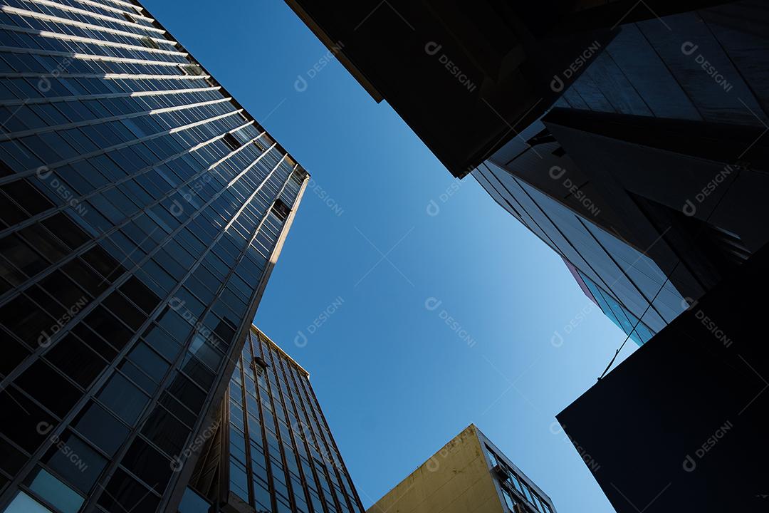 Predios edificios cidade ruas sobre céu azul