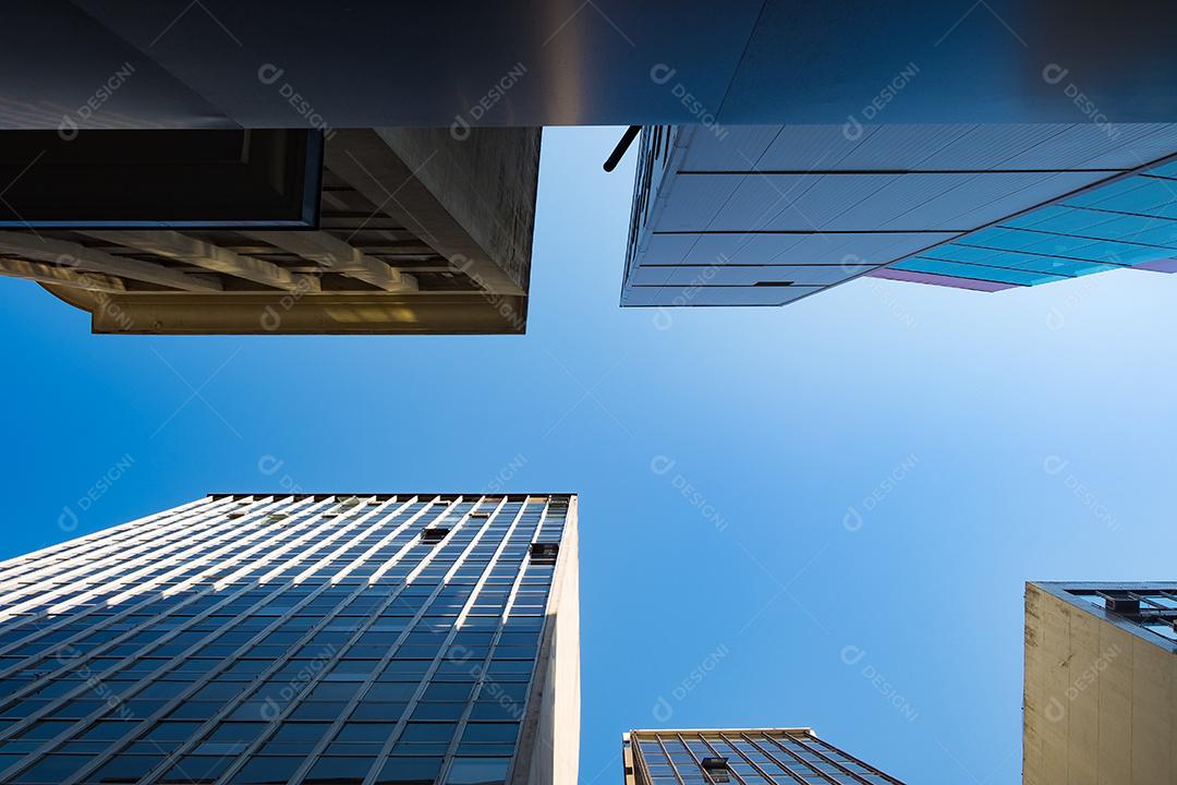 Predios edificios cidade ruas sobre céu azul