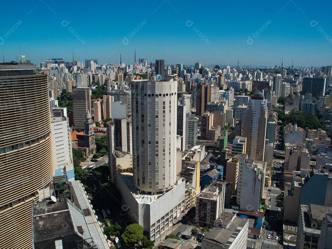 Predios edificios cidade ruas sobre céu azul