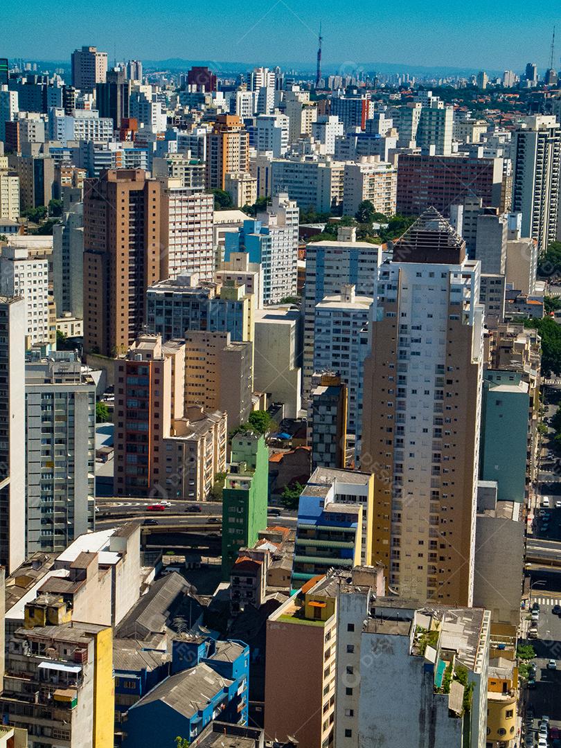 Predios edificios cidade ruas sobre céu azul