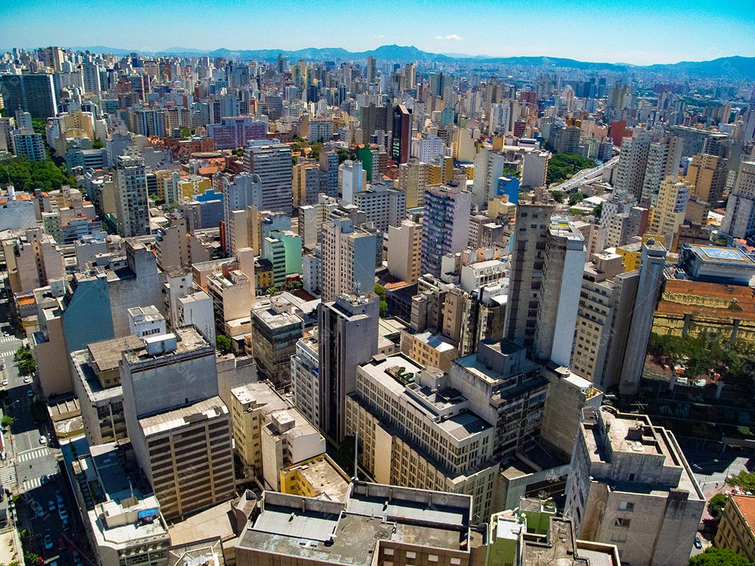 Predios edificios cidade ruas sobre céu azul