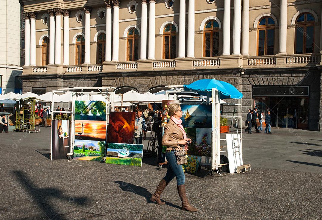 Mulher loira segurando guarda sol sobre ruas cidade predios sobre fundo