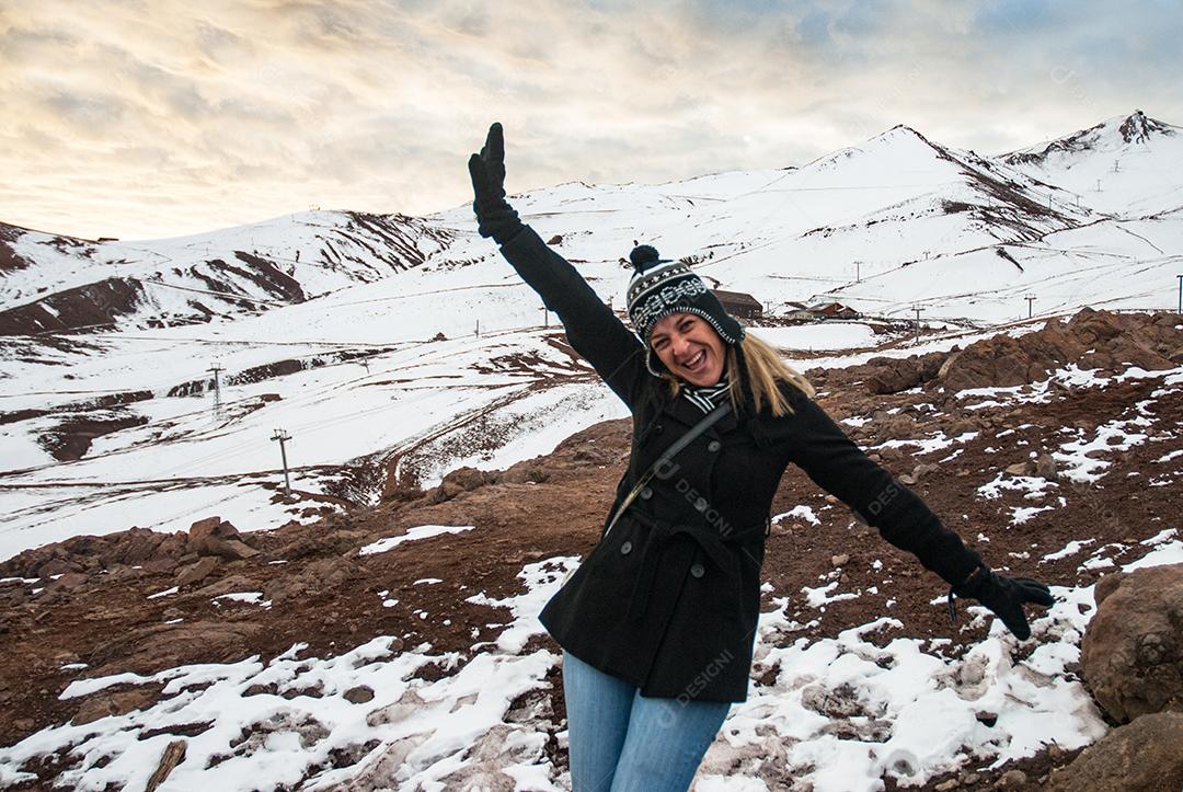 Mulher loira sendo fotografada perto de montanhas penhasco neve Polo Norte