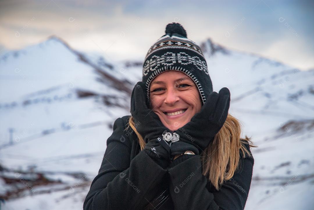 Mulher loira sendo fotografada perto de montanhas penhasco neve Polo Norte
