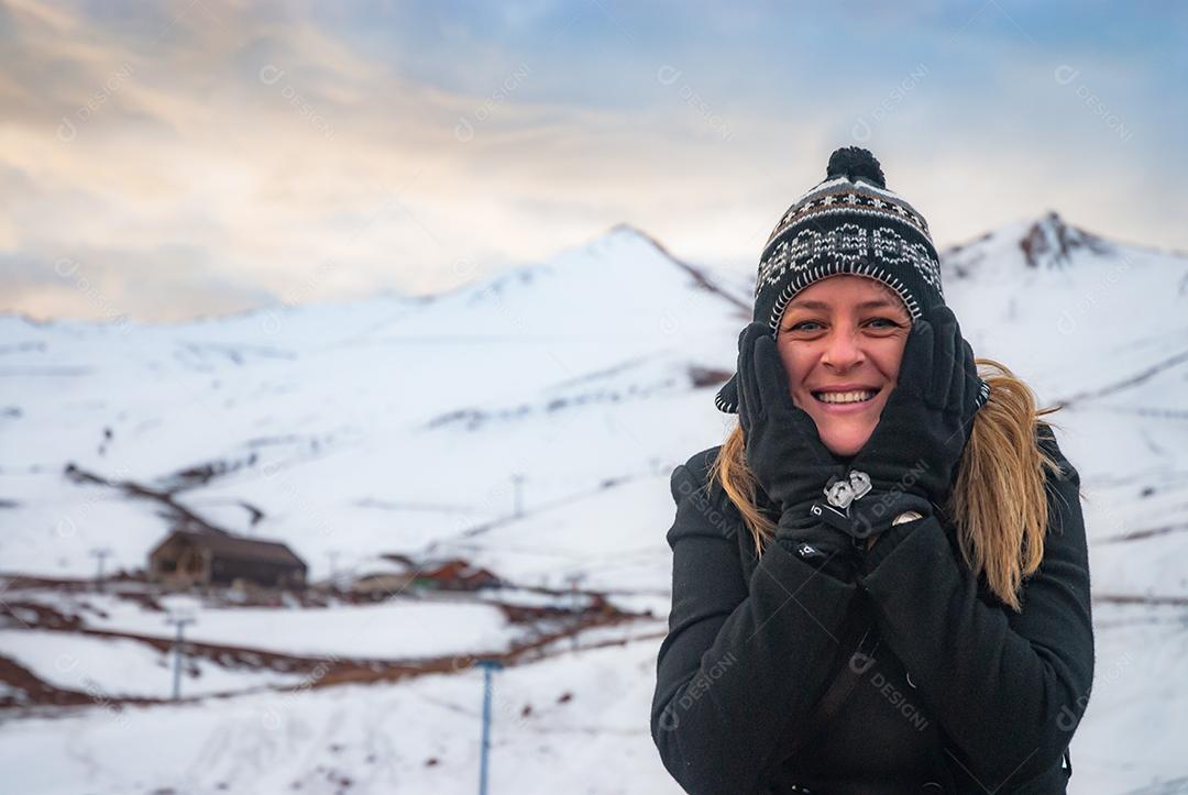 Mulher loira sendo fotografada perto de montanhas penhasco neve Polo Norte