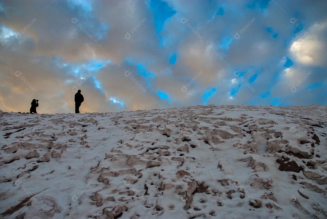 Pessoas no alto montanhas penhascos olhando paisagem