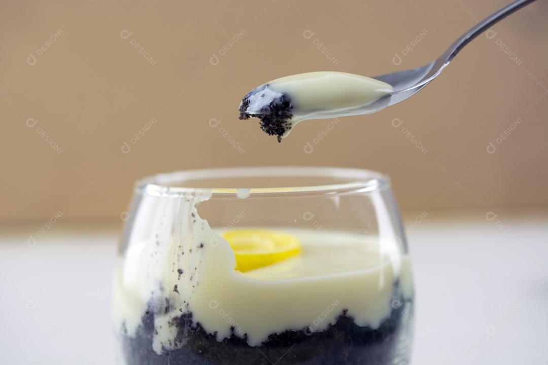 Creme de limão siciliano e biscoitos verrine