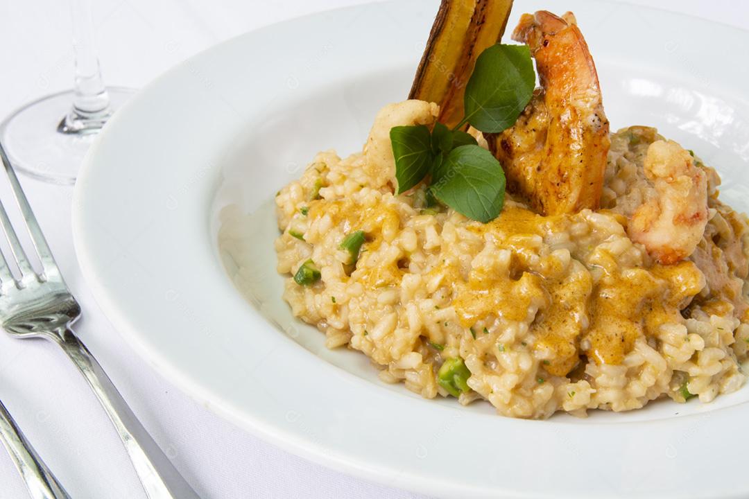 Risoto de camarão e frutos do mar na chapa branca