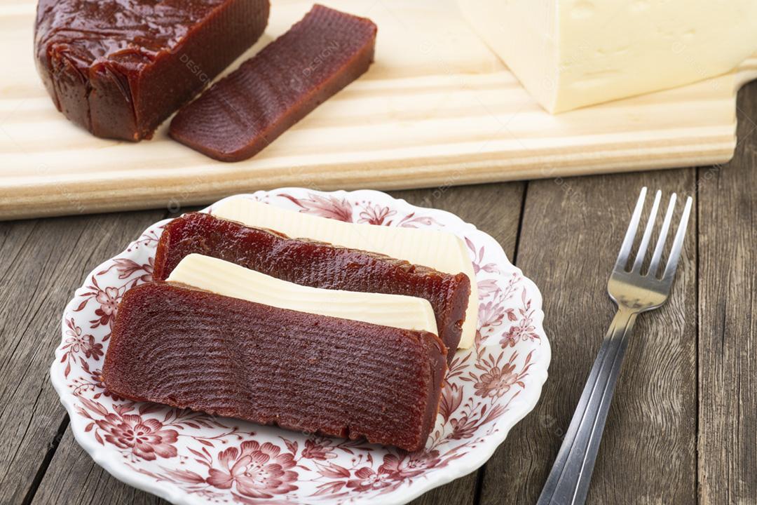 Doce de goiabada com queijo da fazenda. Sobremesa brasileira caseira típica