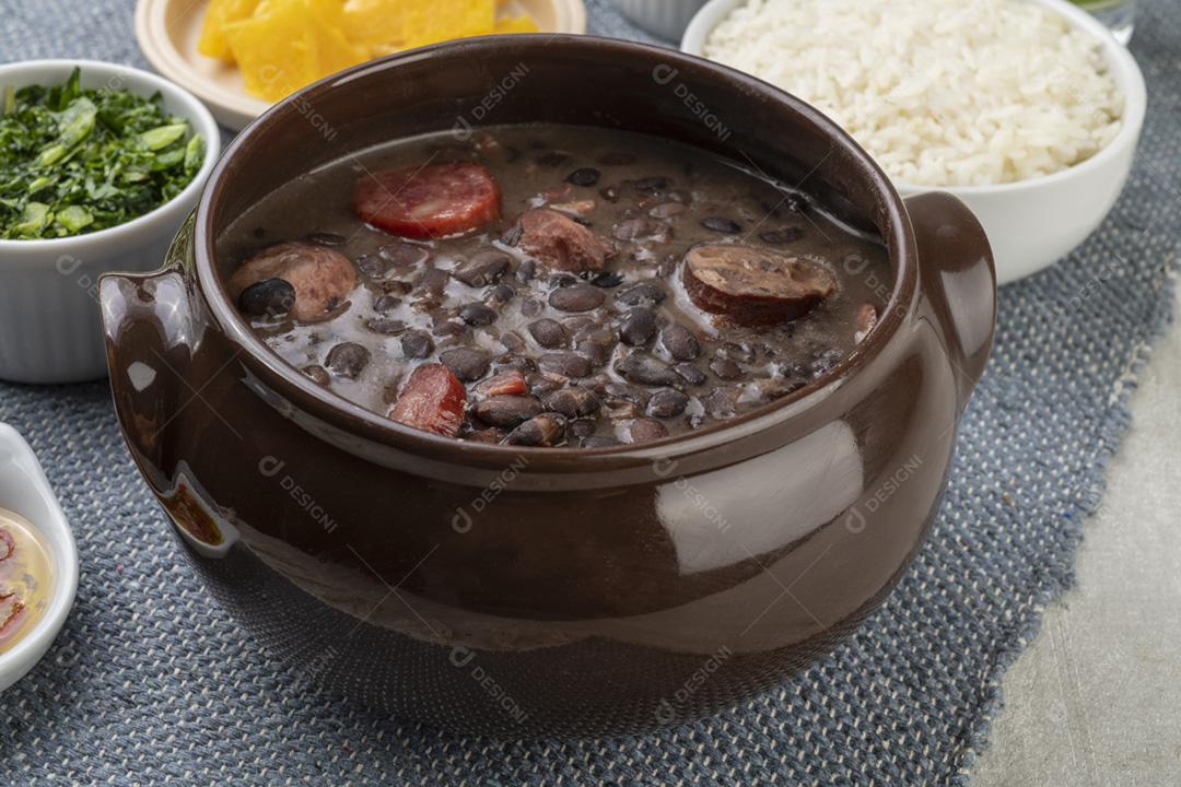 Feijoada tradicional brasileira com arroz, laranja, couve e peppe